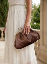 Smeđa torba s metalnim detaljima