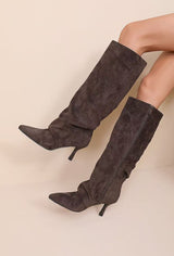 Smeđe brušene čizme na tanku petu