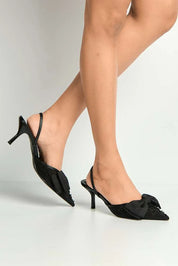 Crne štikle na tanku petu