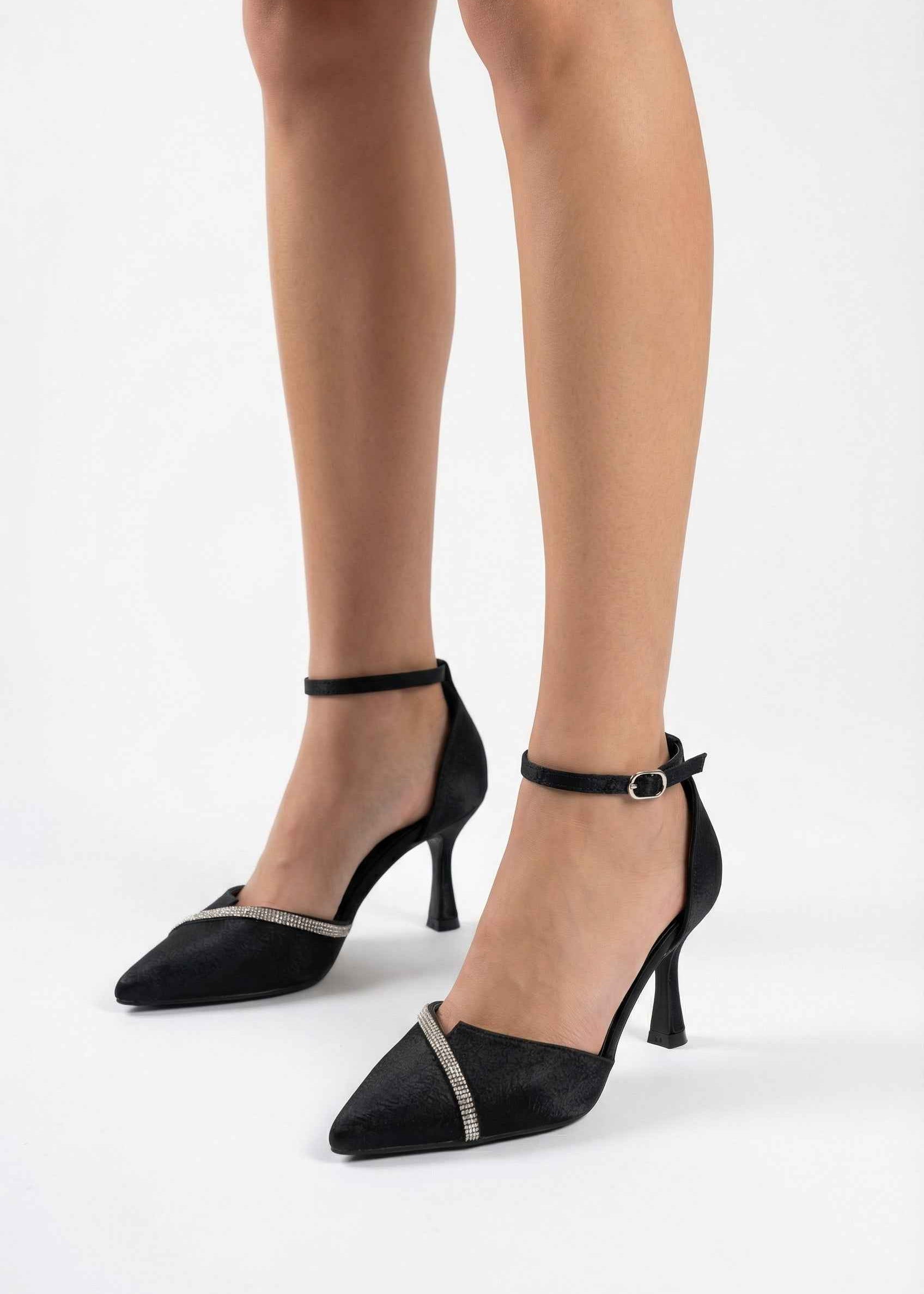 Crne štikle na tanku petu