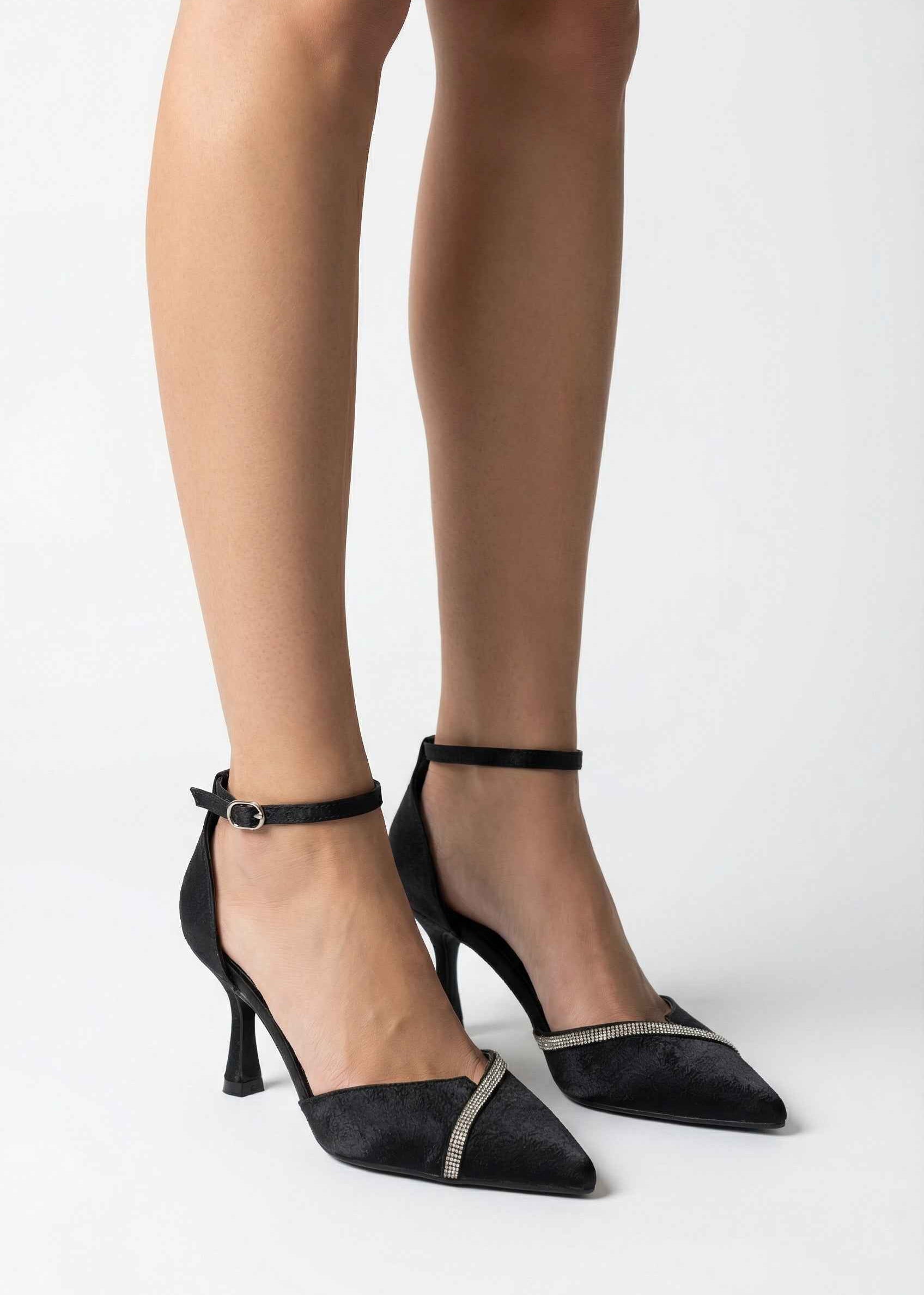 Crne štikle na tanku petu