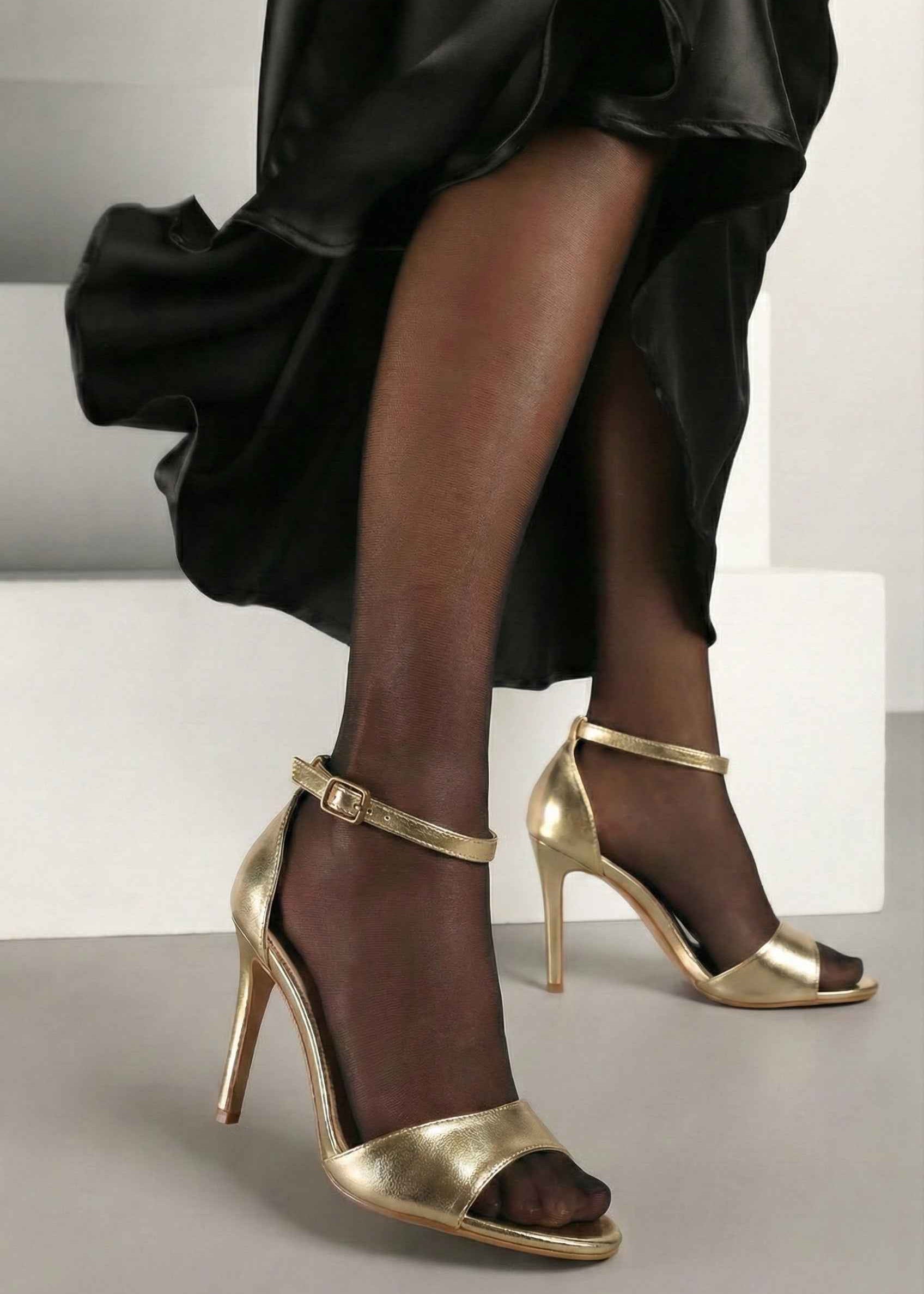 Zlatne sandale na tanku petu