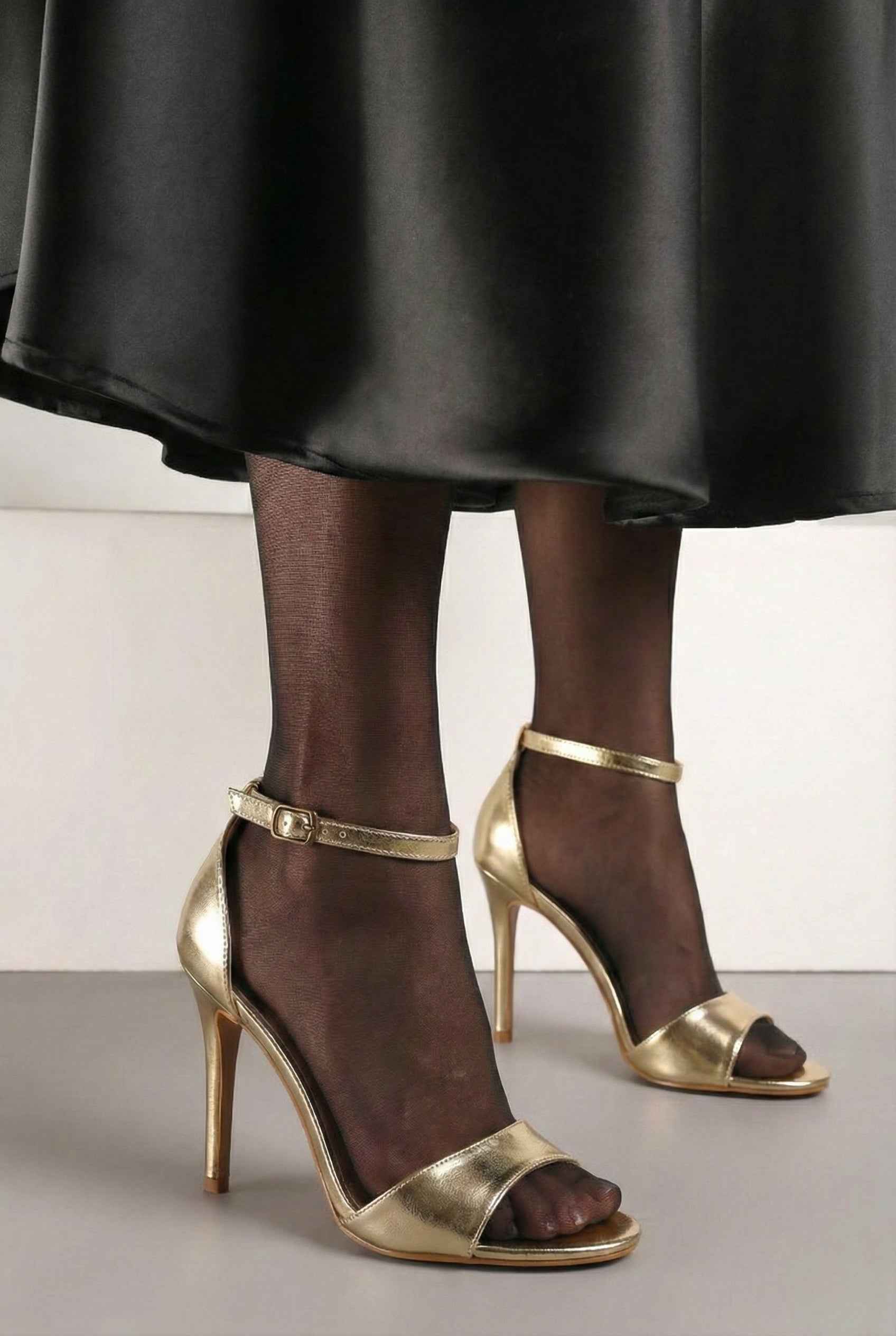 Zlatne sandale na tanku petu