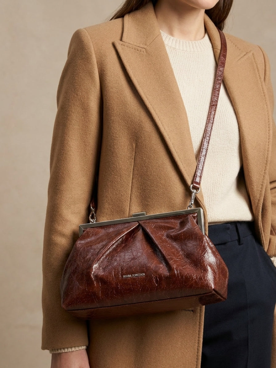 Smeđa torba s metalnim detaljima