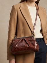 Smeđa torba s metalnim detaljima