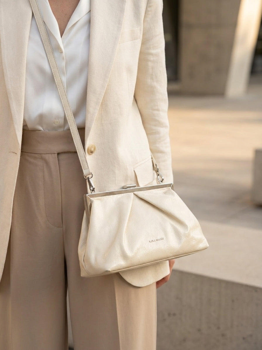 Bež torba s metalnim detaljima