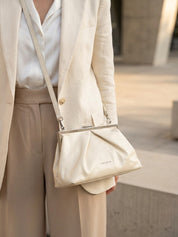 Bež torba s metalnim detaljima