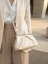 Bež torba s metalnim detaljima