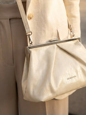 Bež torba s metalnim detaljima