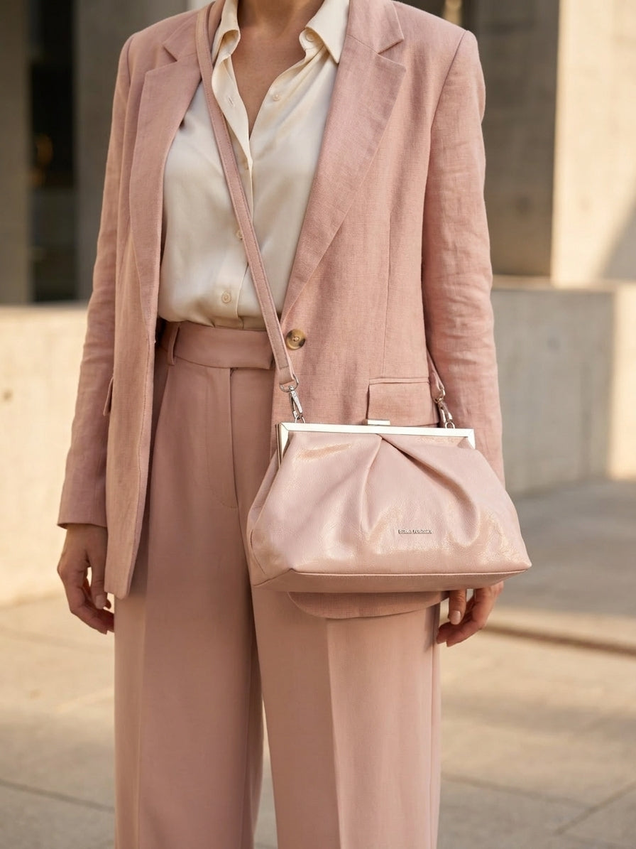 Pink torba s metalnim detaljima