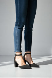 Black sandal with block heel