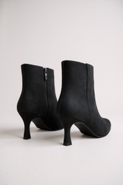 Crne gležnjače na tanku petu