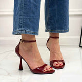 Bordo sandale na tanku petu