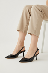 Crne štikle na tanku petu