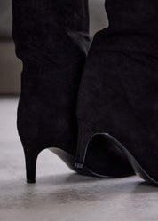 Crne čizme na tanku petu