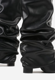 Crne nabrane čizme na blok petu