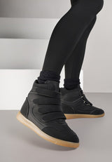 Crne tenisice s čičkom