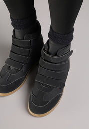 Crne tenisice s čičkom