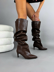 Smeđe visoke čizme na tanku petu