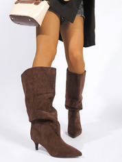 Smeđe brušene čizme na tanku petu