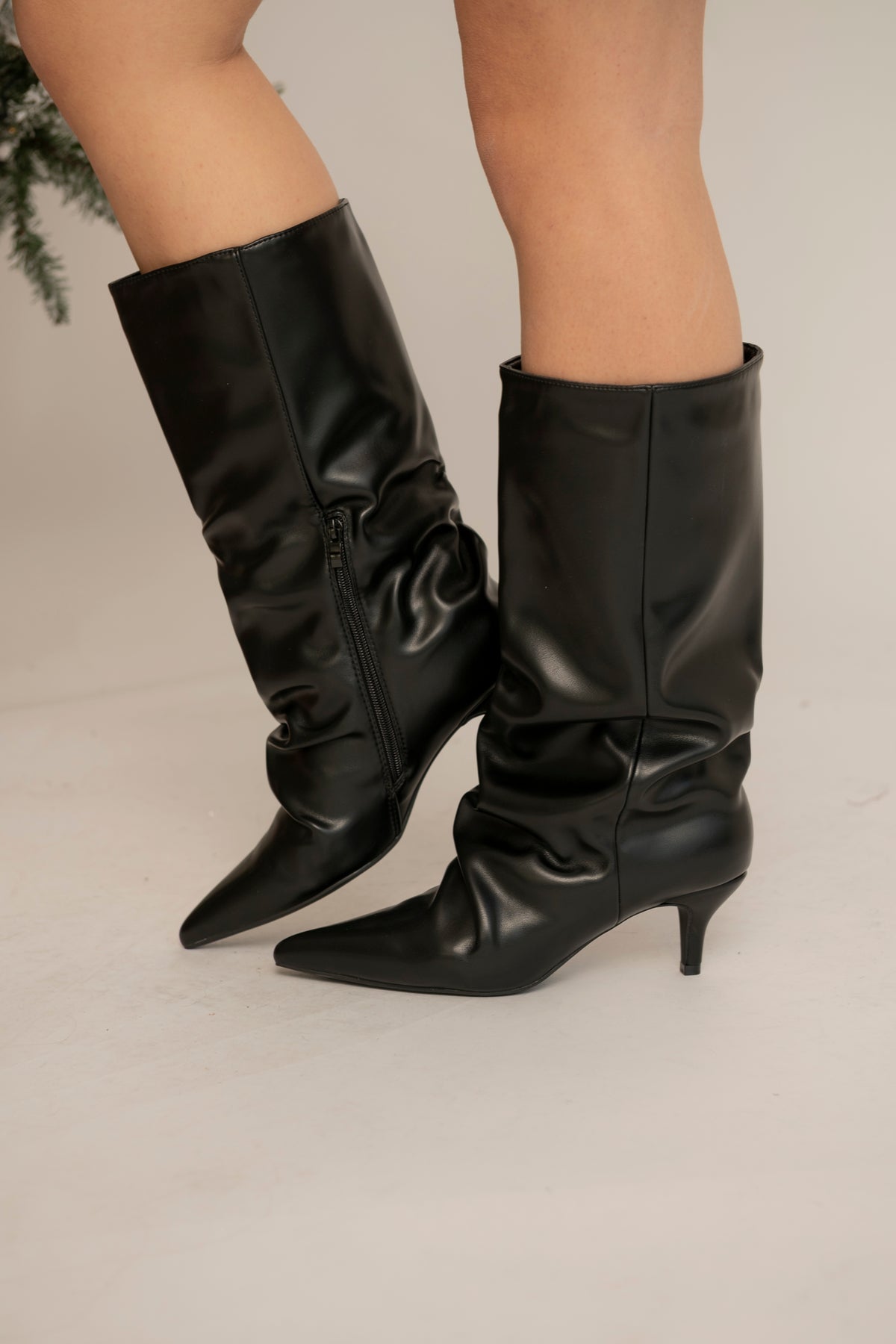 Crne čizme na tanku petu