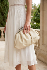 Bež torba s metalnim detaljima