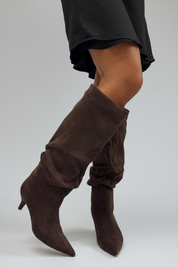 Smeđe brušene čizme na tanku petu