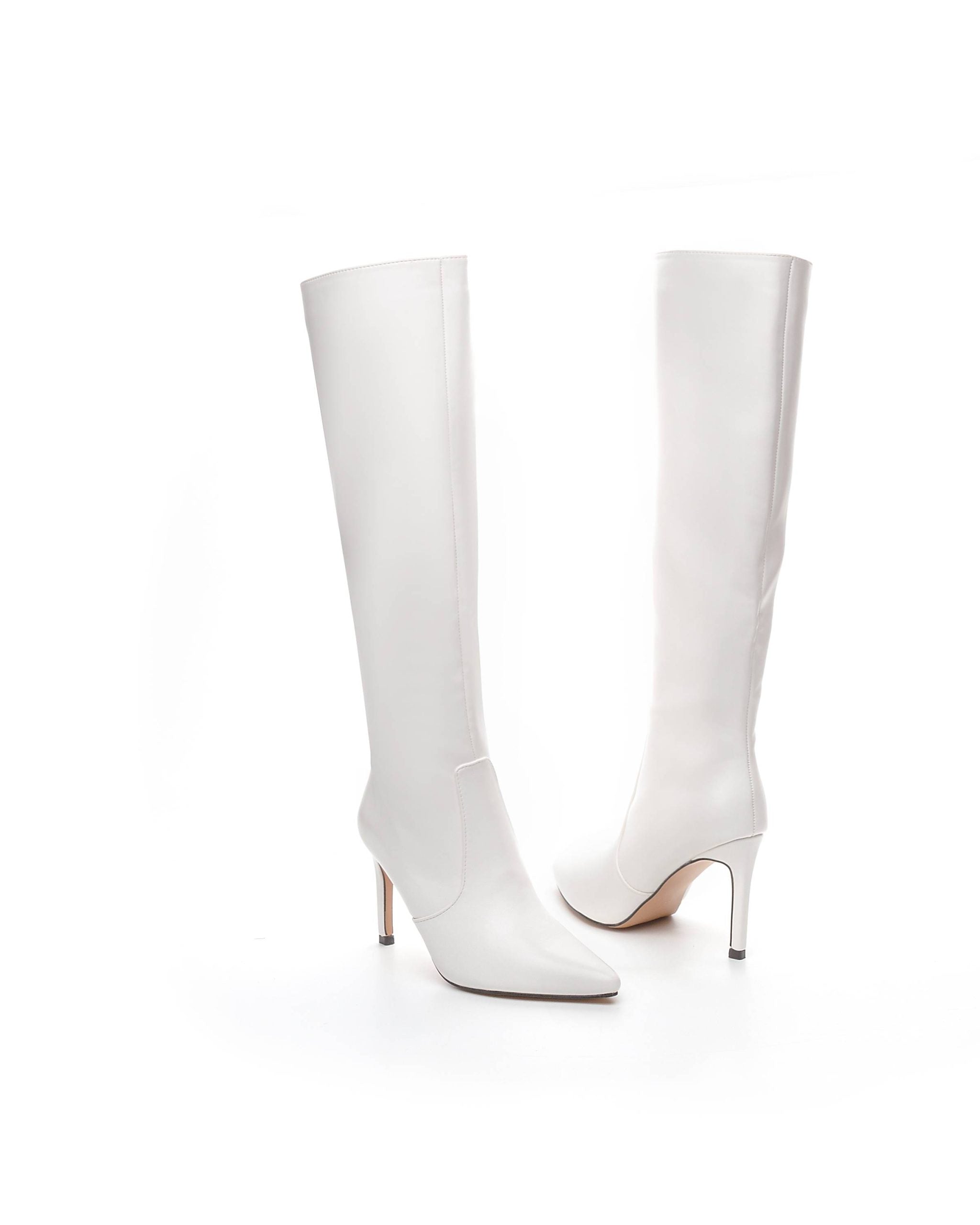 Bijele čizme na tanku petu